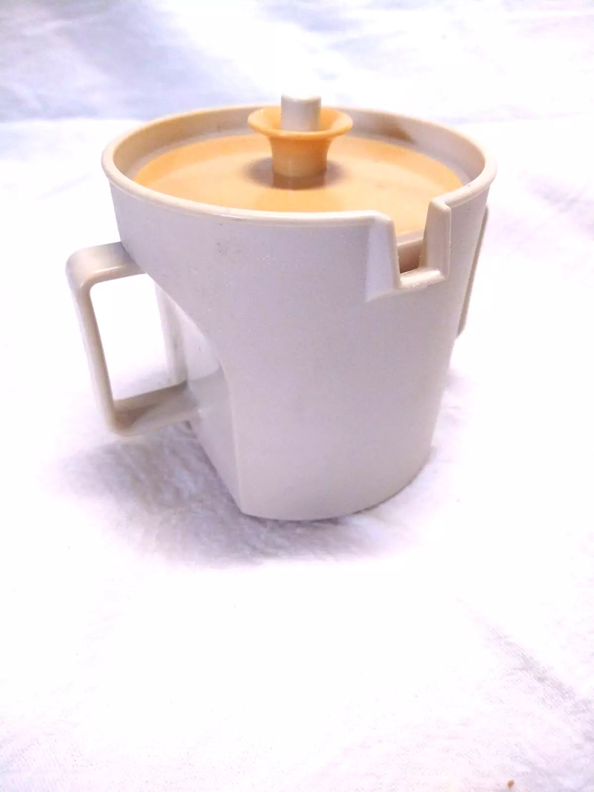 Tupperware creamer with lid 4" Tall
