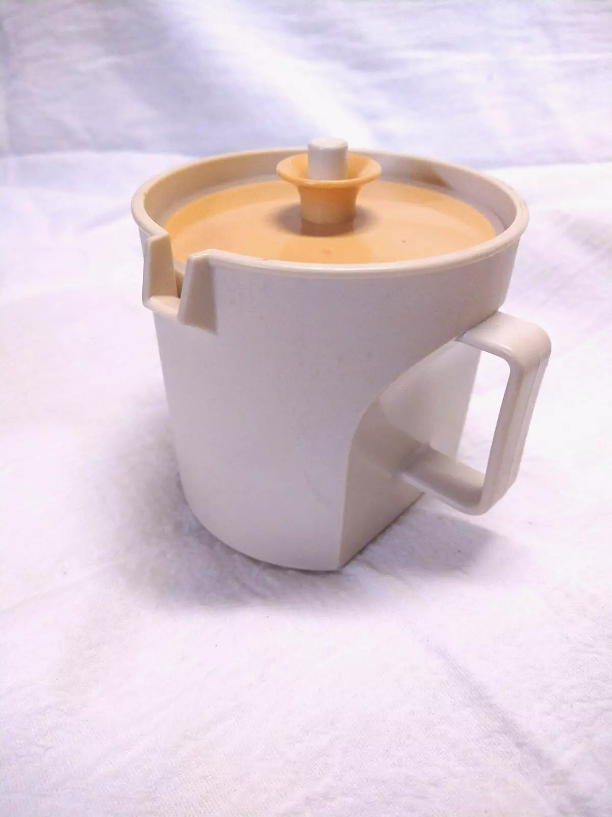 Tupperware creamer with lid