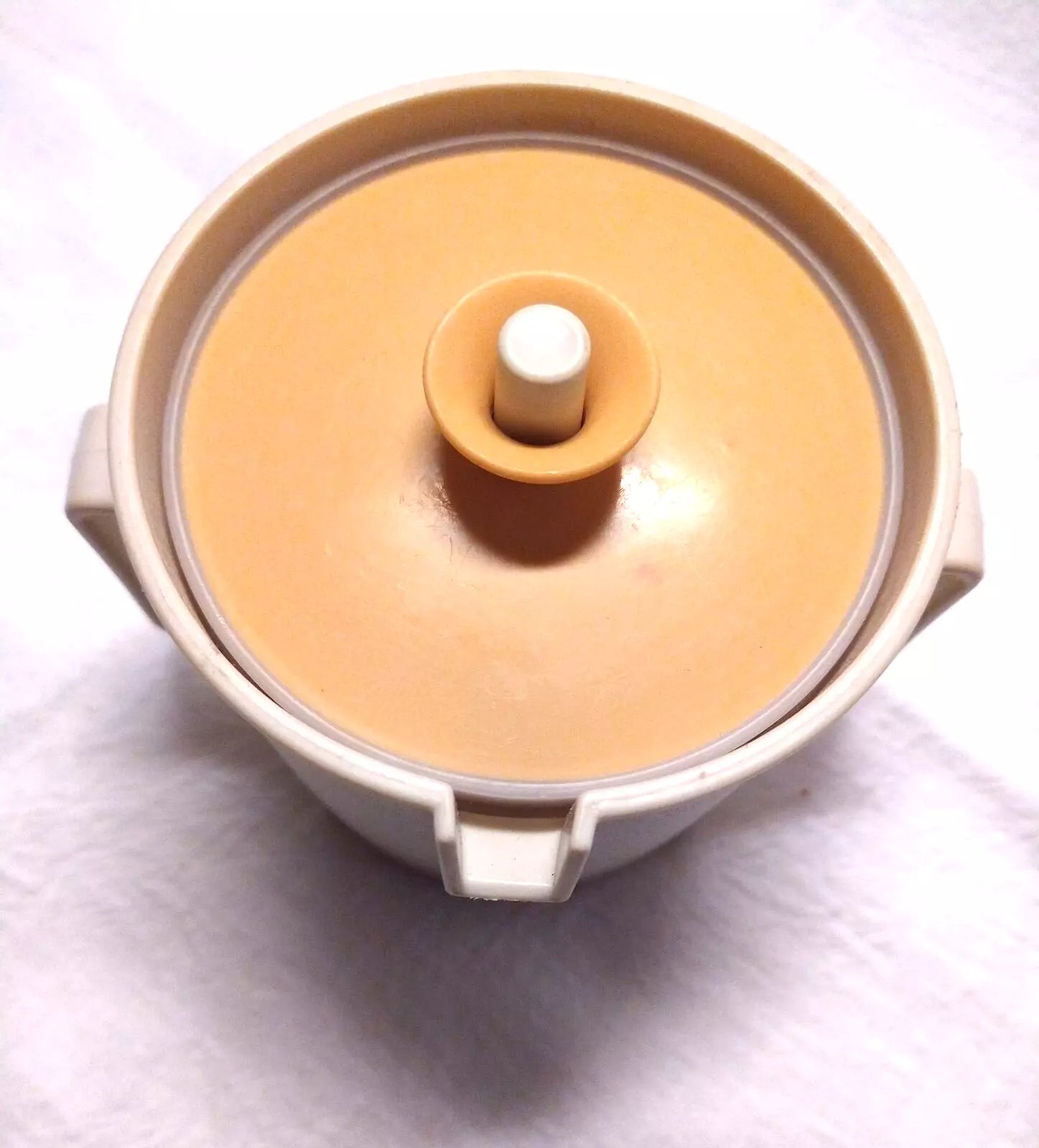 Tupperware creamer with lid